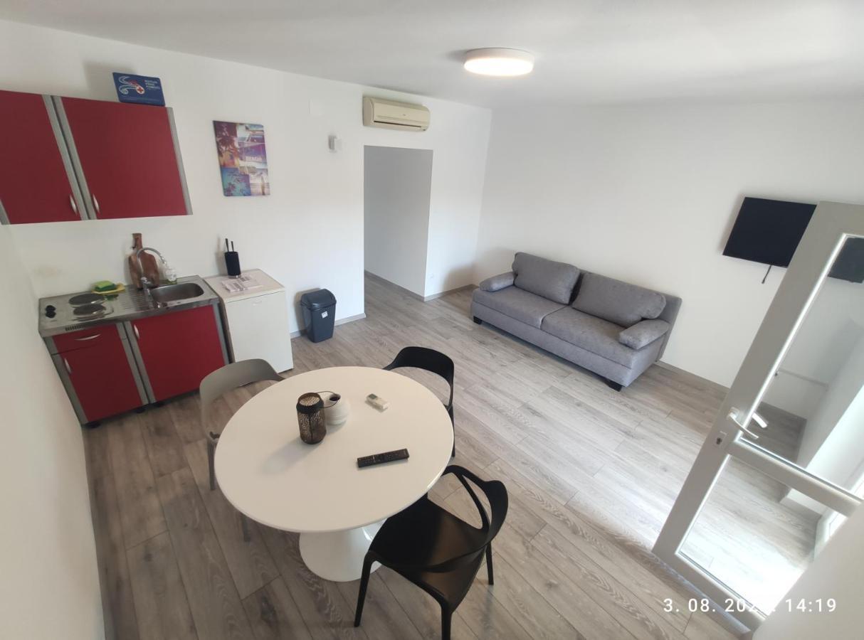 אומיס Aqua Apartments מראה חיצוני תמונה