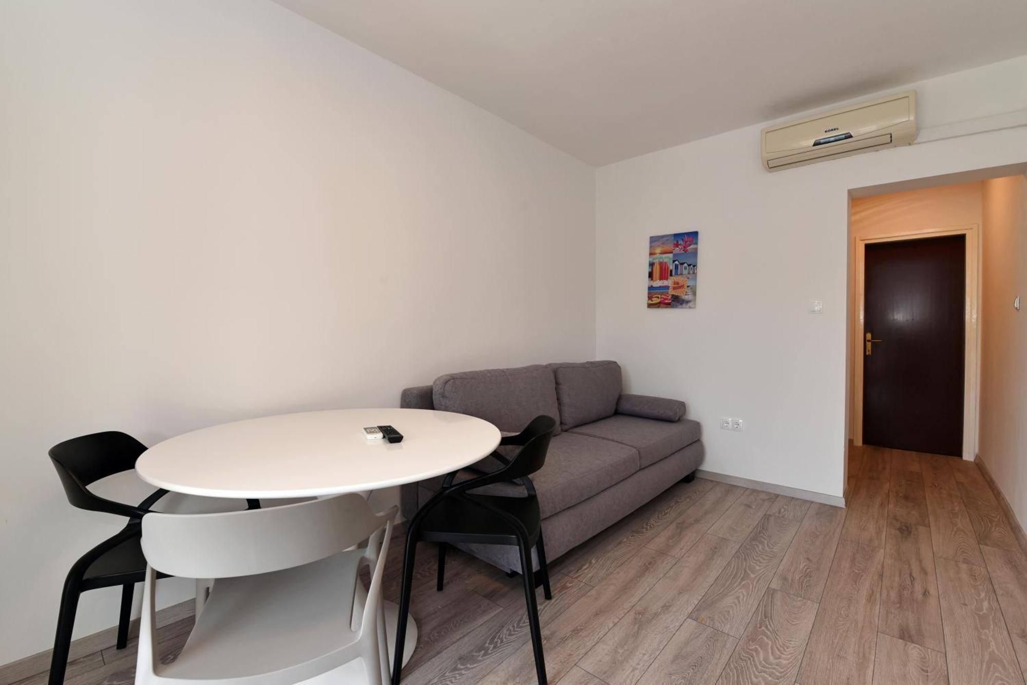 אומיס Aqua Apartments מראה חיצוני תמונה