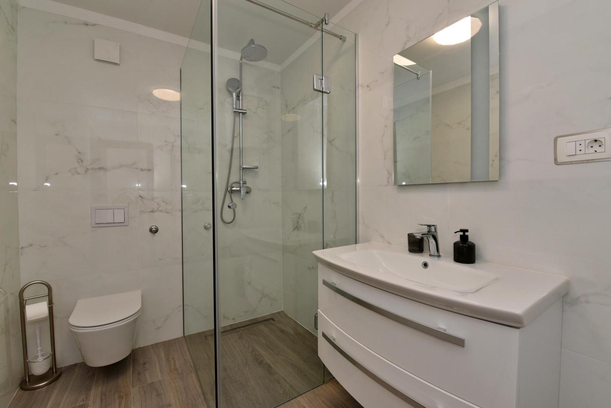 אומיס Aqua Apartments מראה חיצוני תמונה